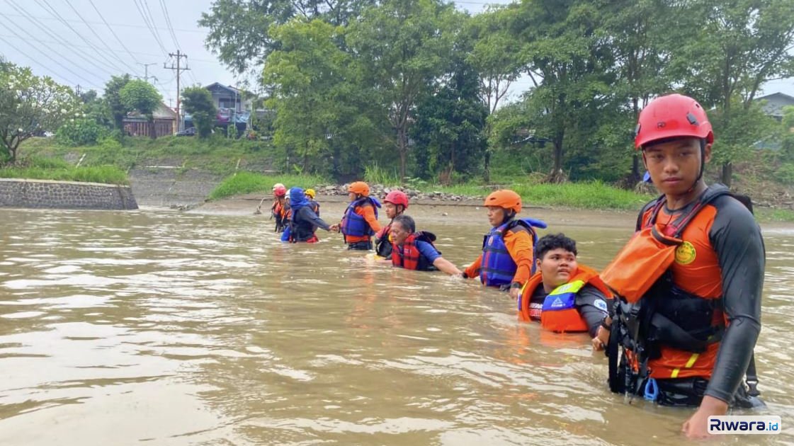 Tim SAR gabungan menyisir Banjir kanal Barat Semarang untuk mencari pria tanpa identitas yang terseret arus